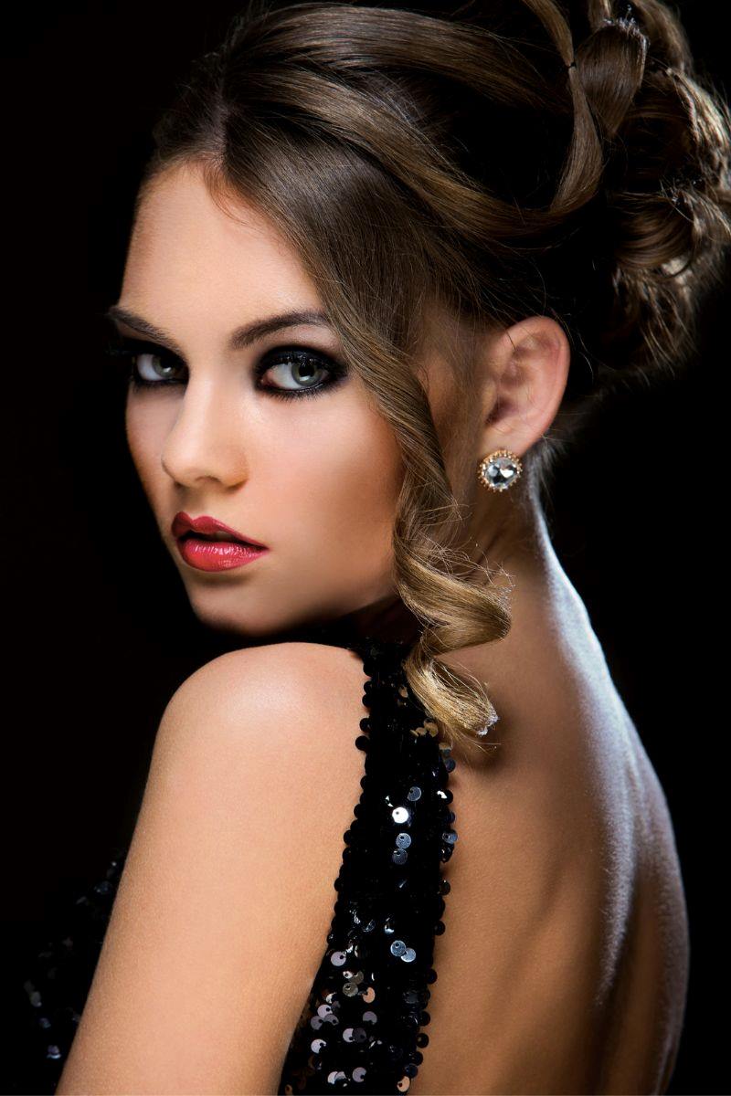 kobieta w czarnym makijażu oka Freepik kobieta w czarnym makijażu oka