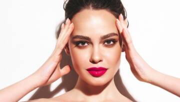 dziewczyna z pięknymi brwiami