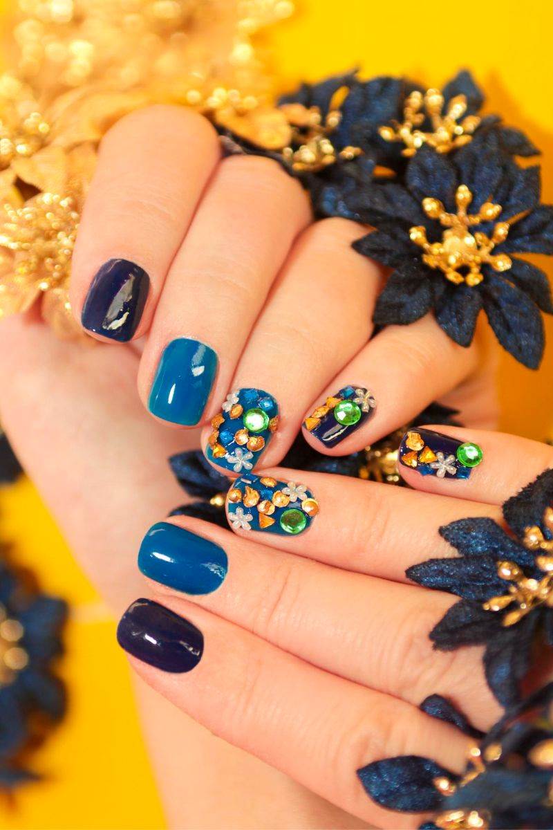 paznokcie z aplikacjami ze świecących kamyczków Freepik paznokcie z aplikacjami ze świecących kamyczków