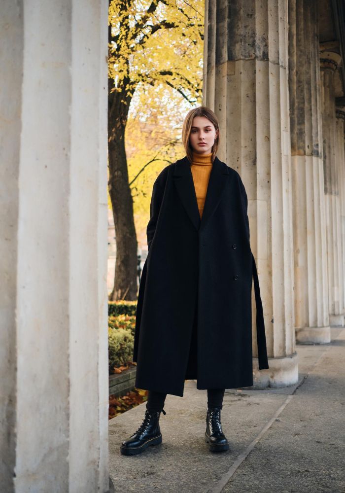 czarny płaszcz w stylizacji Freepik czarny płaszcz w stylizacji