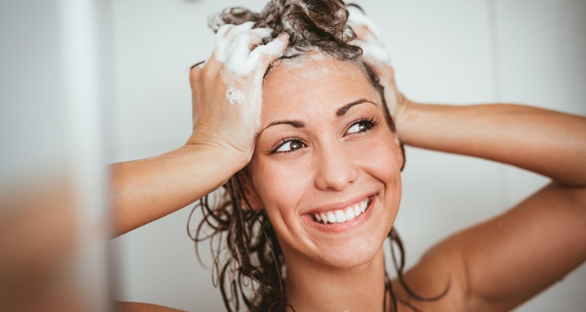 mycie włosów pod prysznicem Freepik mycie włosów pod prysznicem