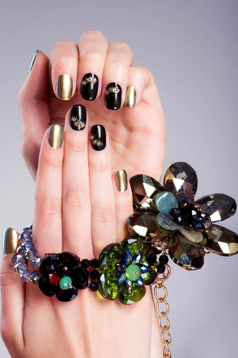 czarno-złoty manicure z dekoracją Freepik czarno-złoty manicure z dekoracją