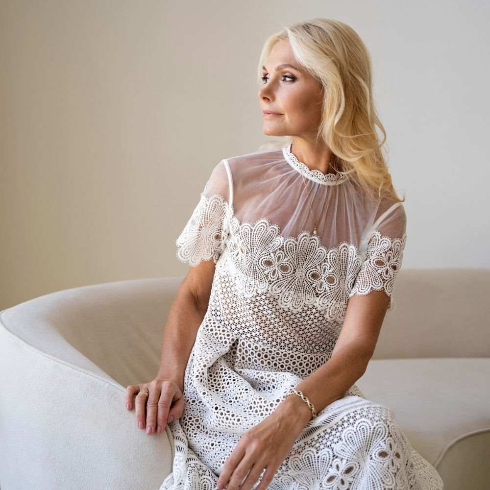 kobieta w białej sukience Freepik kobieta w białej sukience