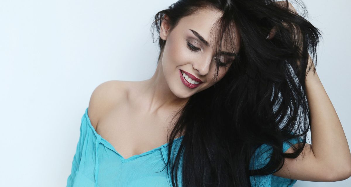 ciemne usta w makijażu