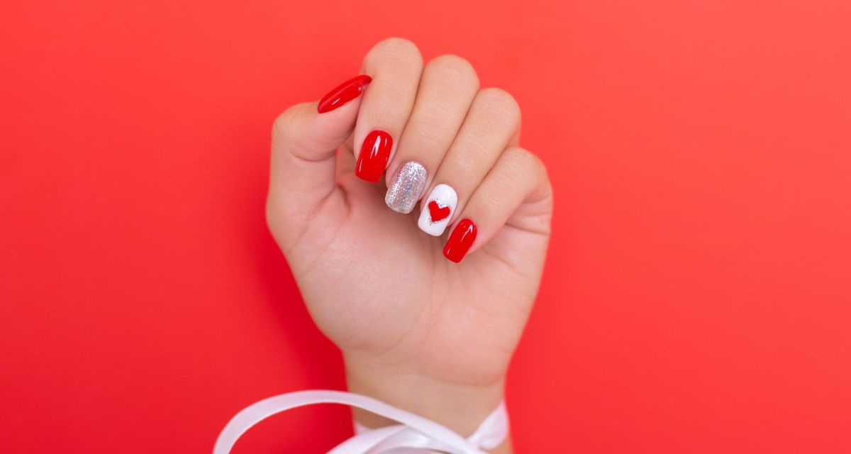 manicure w kolorze bieli i czerwieni