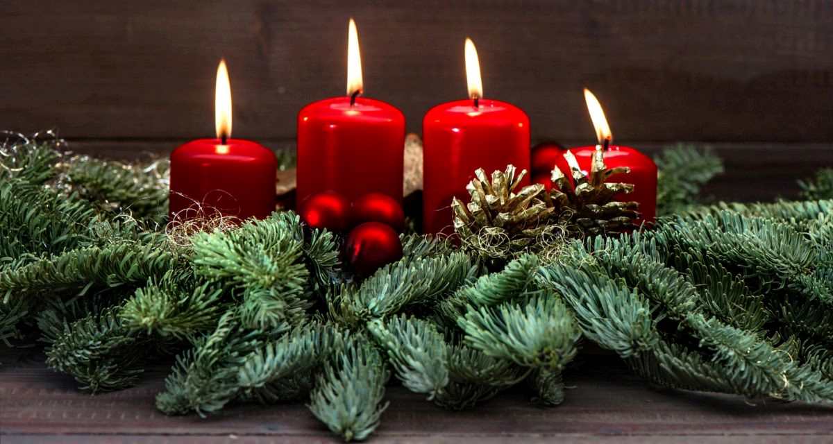 stroik adwentowy z czerwonymi świecami