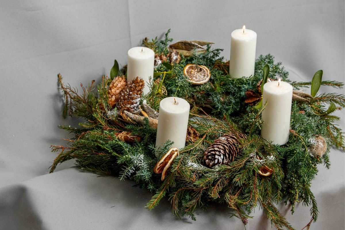 stroik ze świecami i igliwiem