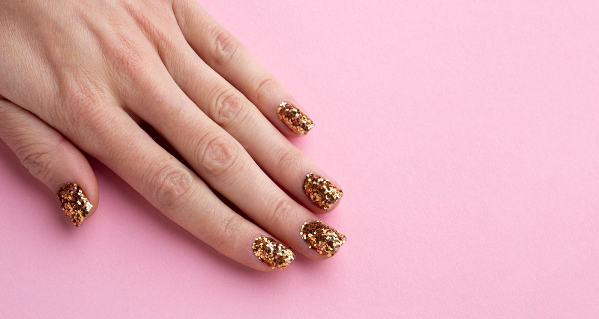 złoty manicure Freepik złoty manicure