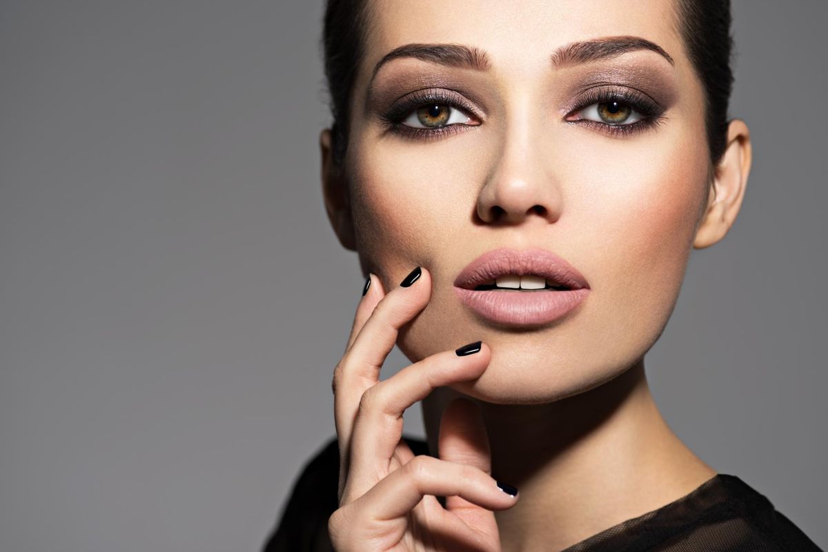 makijaż wieczorowy w klasycznych barwach Freepik makijaż wieczorowy w klasycznych barwach