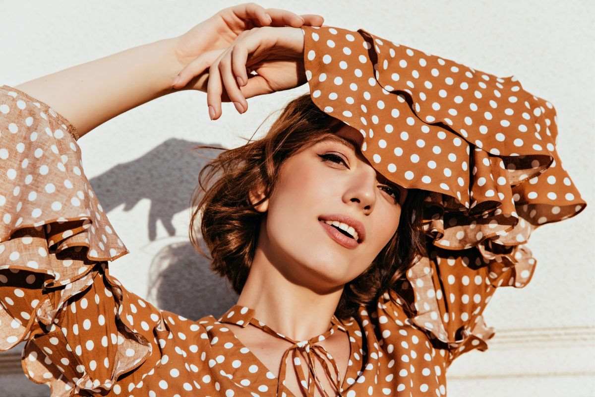 brązowa sukienka w groszki Freepik brązowa sukienka w groszki