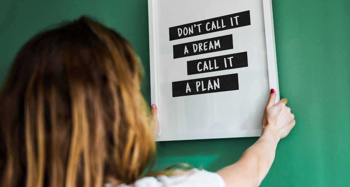 kobieta wiesza plakat w ramce Freepik kobieta wiesza plakat w ramce