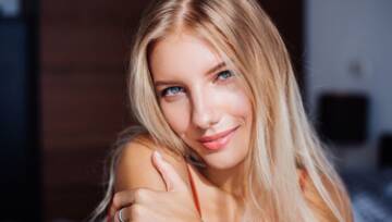 piękna blondynka z lśniącymi włosami