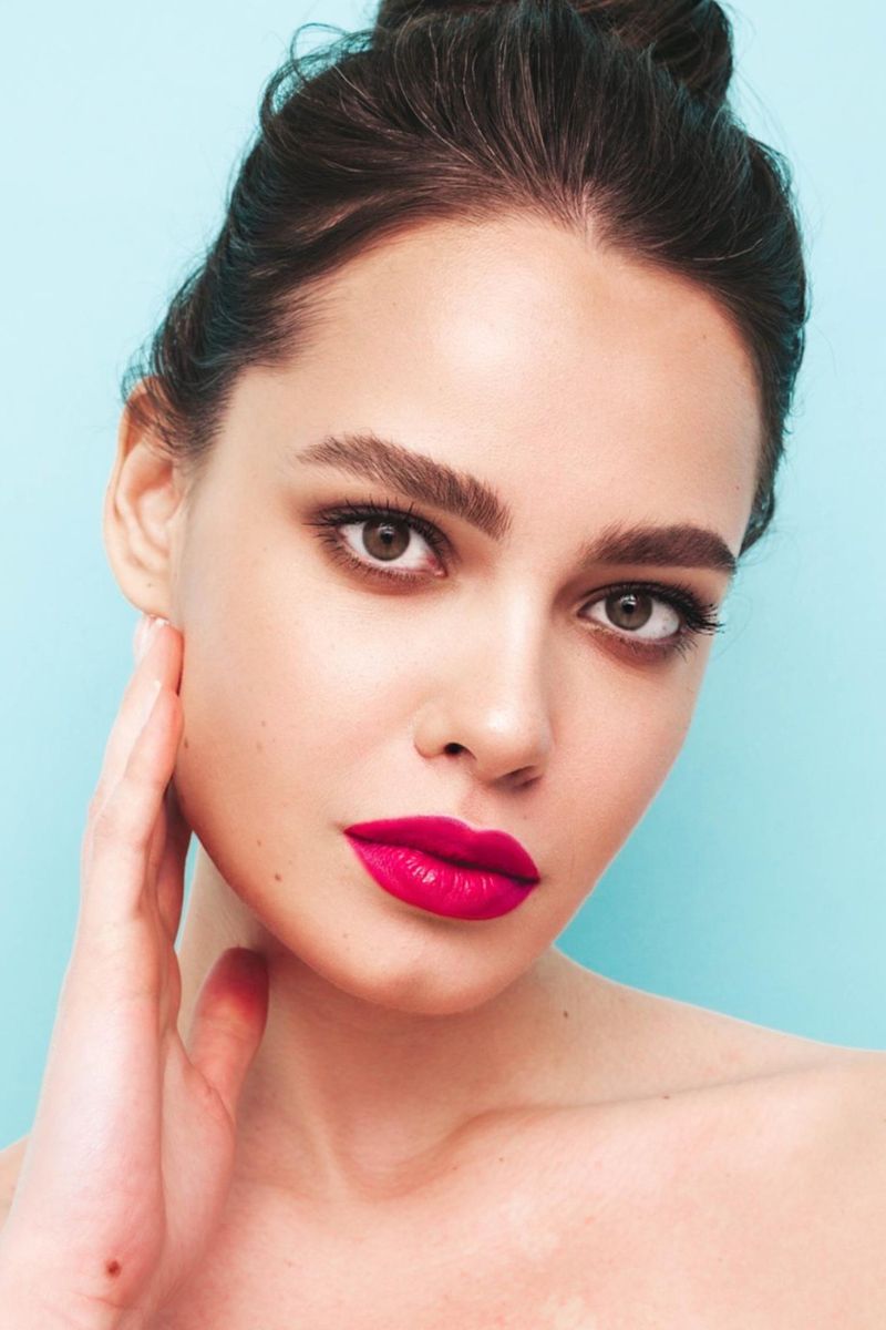 kobieta z pięknymi bujnymi brwiami