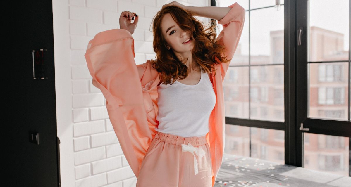 kobieta w stylizacji w odcieniu pastelowej brzoskwini