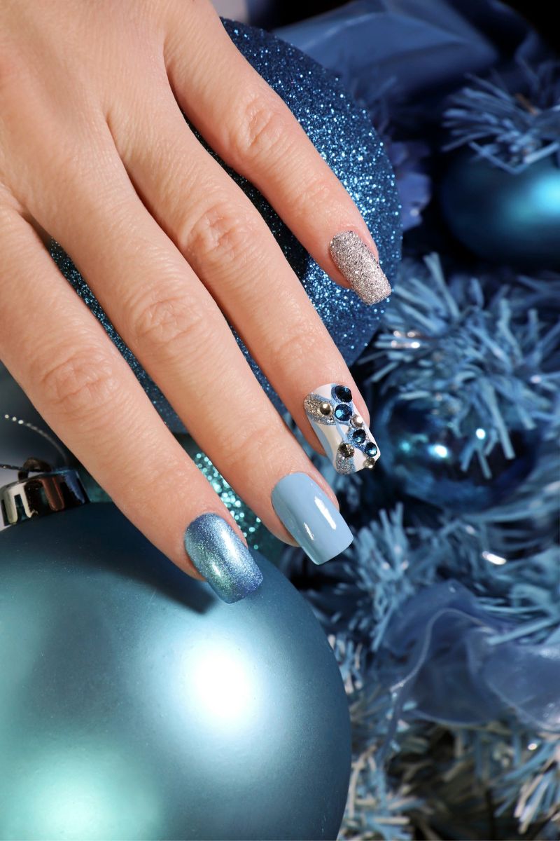 manicure na Święta z aplikacjami z kamyczków Freepik manicure na Święta z aplikacjami z kamyczków