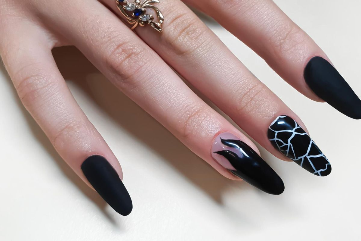 czarny manicure na Sylwestra Freepik czarny manicure na Sylwestra