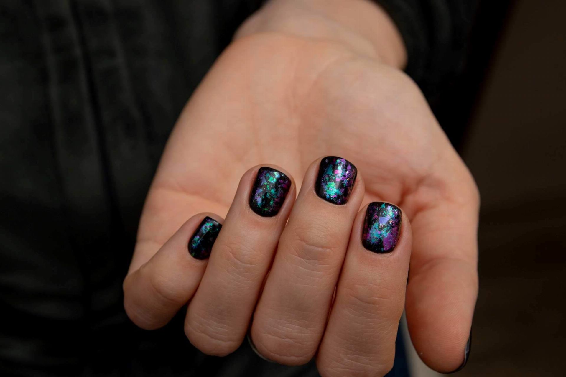 wielokolorowy manicure z efektem holo Freepik wielokolorowy manicure z efektem holo