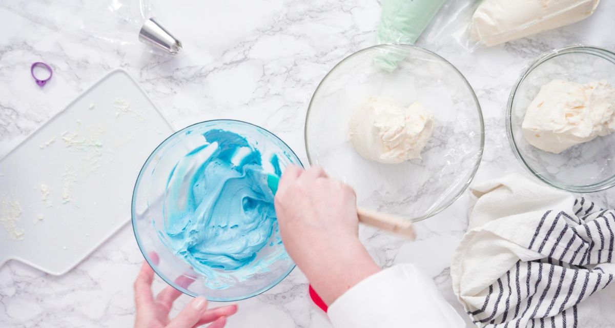 przygotowywanie kolorowego lukru Freepik przygotowywanie kolorowego lukru