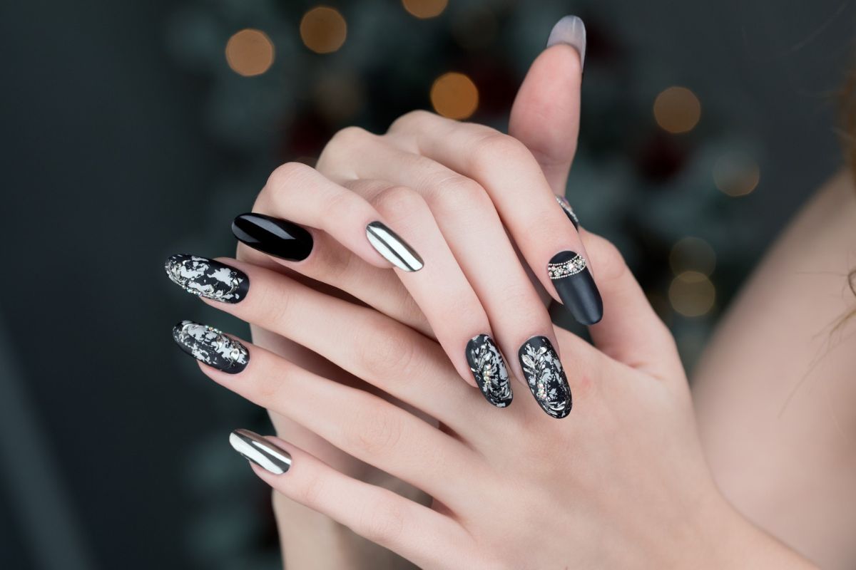 czarny manicure z dekoracyjnym motywem Freepik czarny manicure z dekoracyjnym motywem