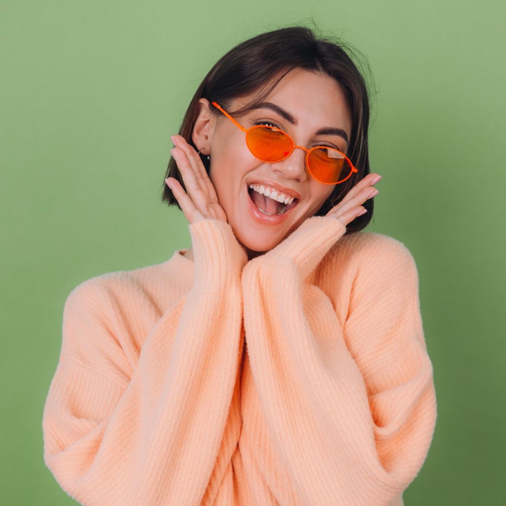 sweter w odcieniu peach fuzz