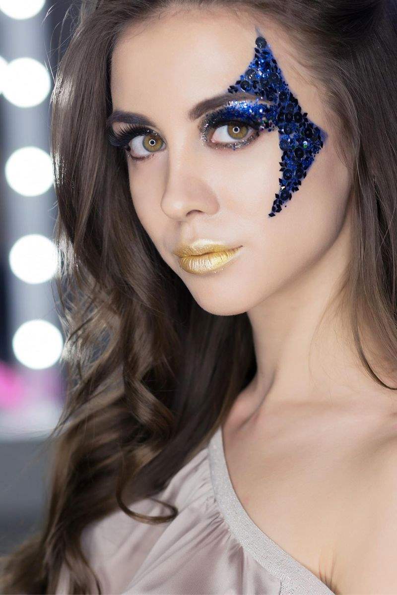 granatowe cekiny na twarzy