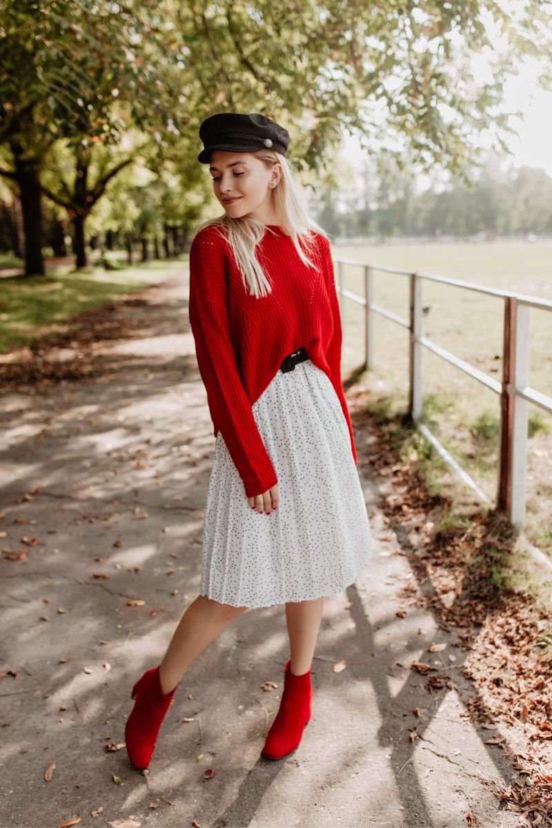 dziewczyna w parku w czerwonym swetrze i butach