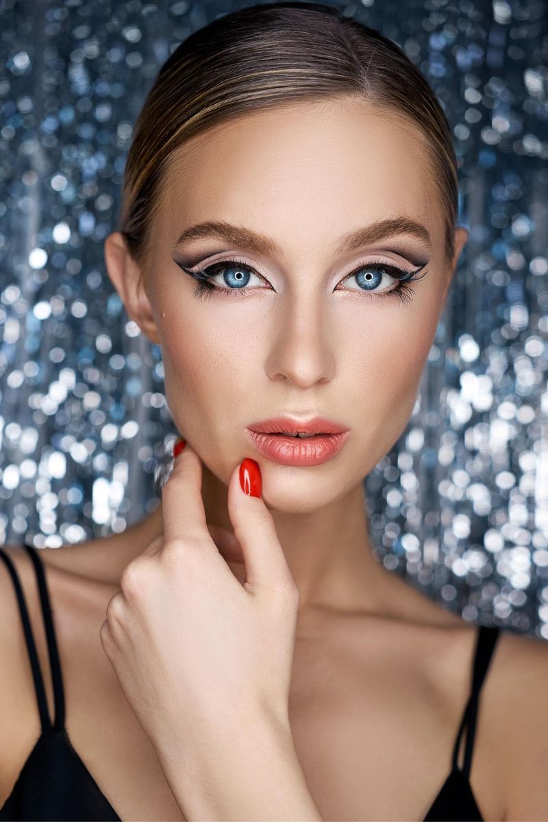 ciekawe kreski na powiece w makijażu oka