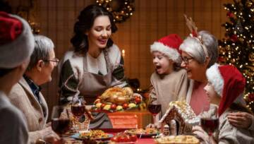 rodzina za świątecznym stołem