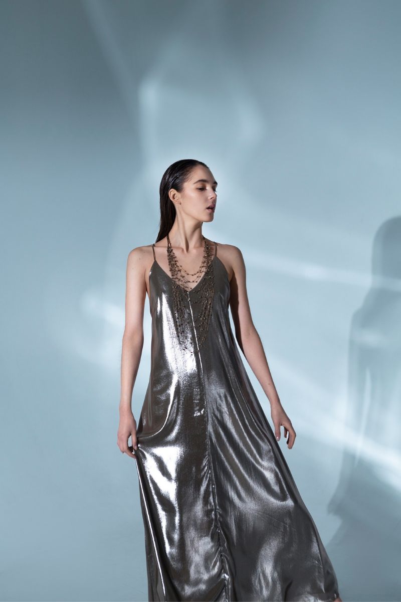 modelka w metalicznej sukience w kolorze srebra