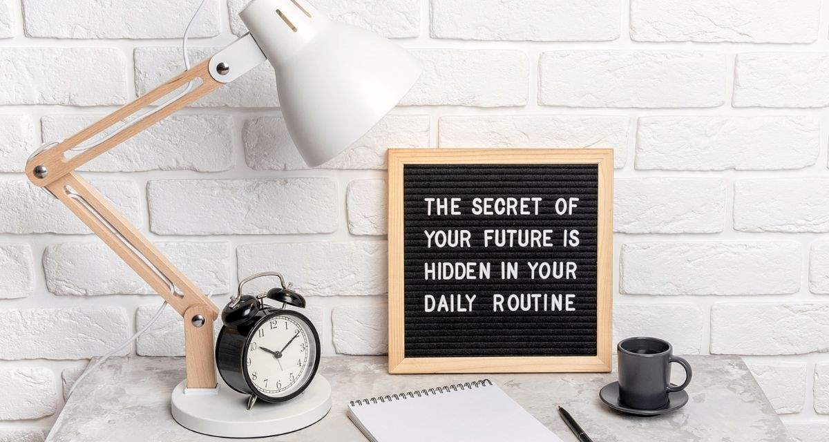 plakat motywacyjny w ramce na stole Freepik plakat motywacyjny w ramce na stole