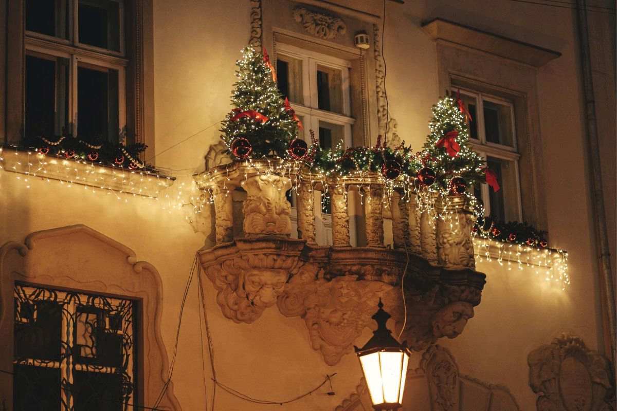 choinki na balkonie na Święta