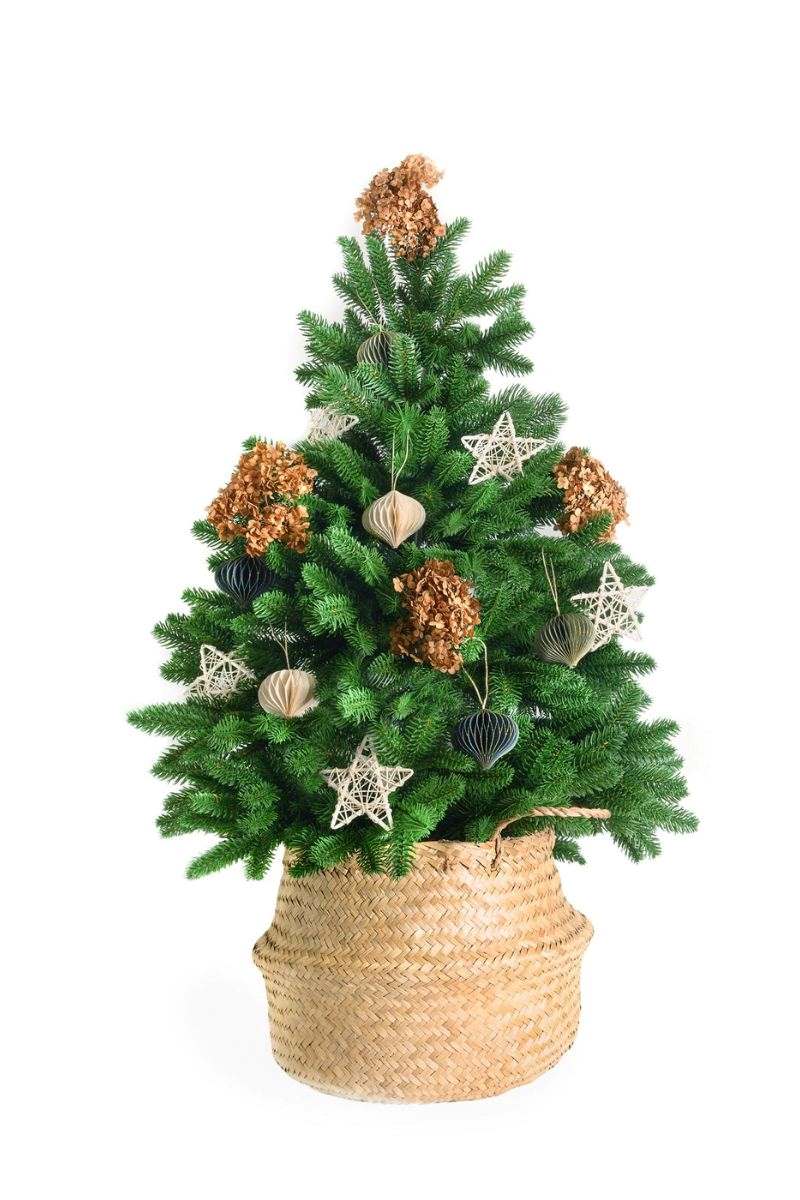 świąteczne drzewko w dekoracyjnym koszu
