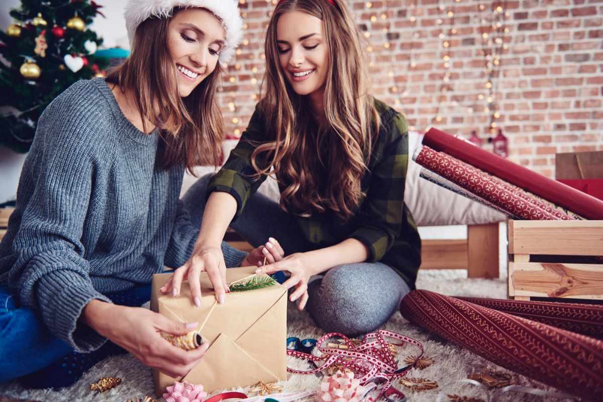 kobiety pakują prezenty na Święta