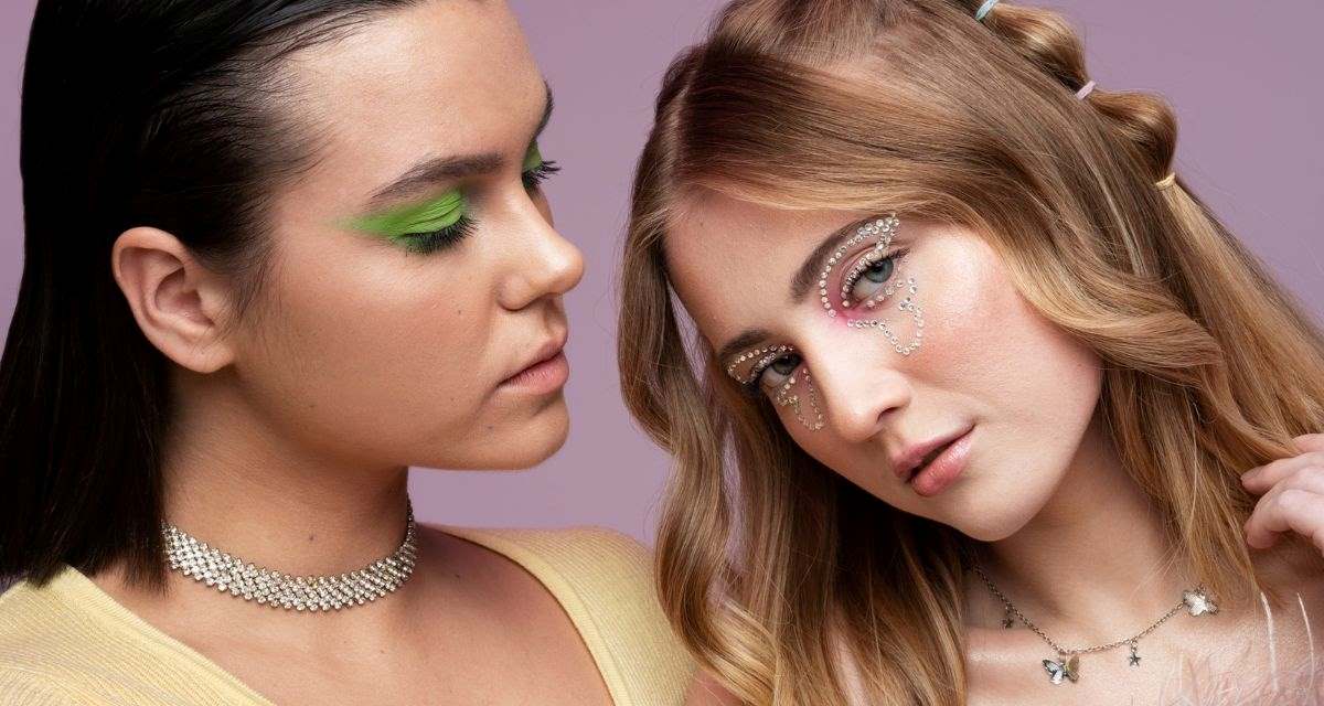 oryginalne dekoracje na twarzy