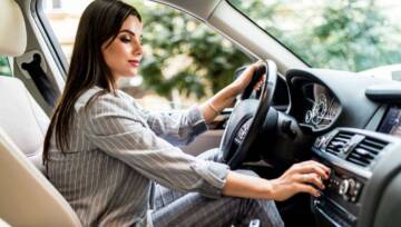 kobieta w samochodzie