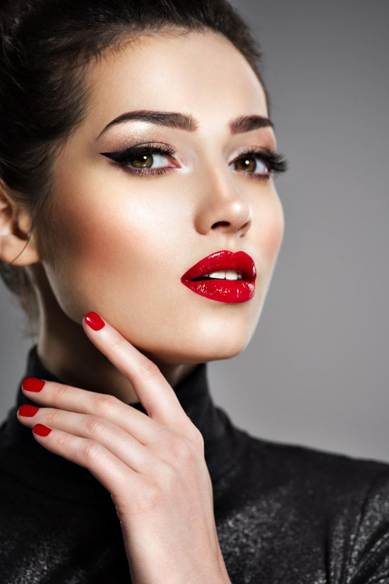 czerwona usta w makijażu