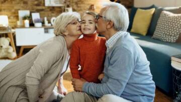 dziadkowie wraz z wnuczką