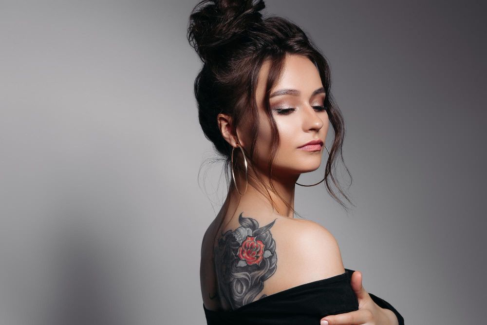 kobieta z tatuażem róża