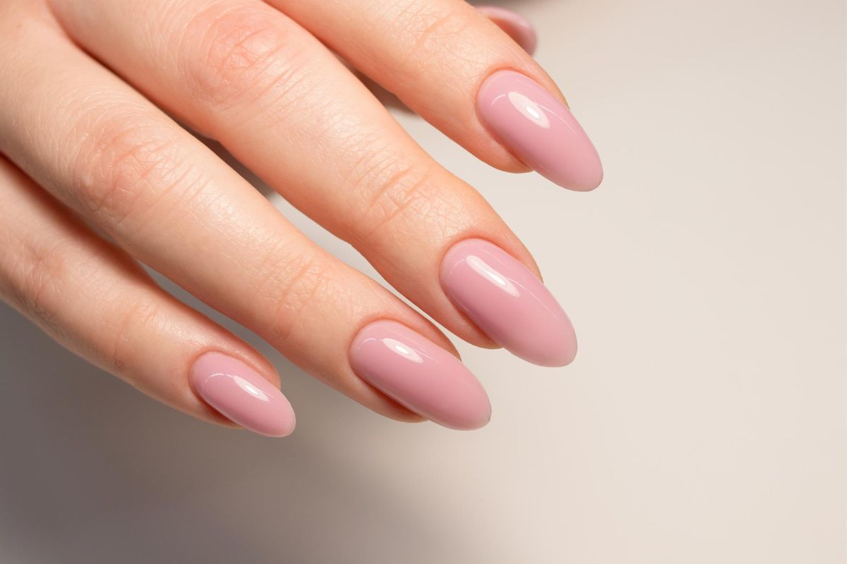 jasno różowy manicure