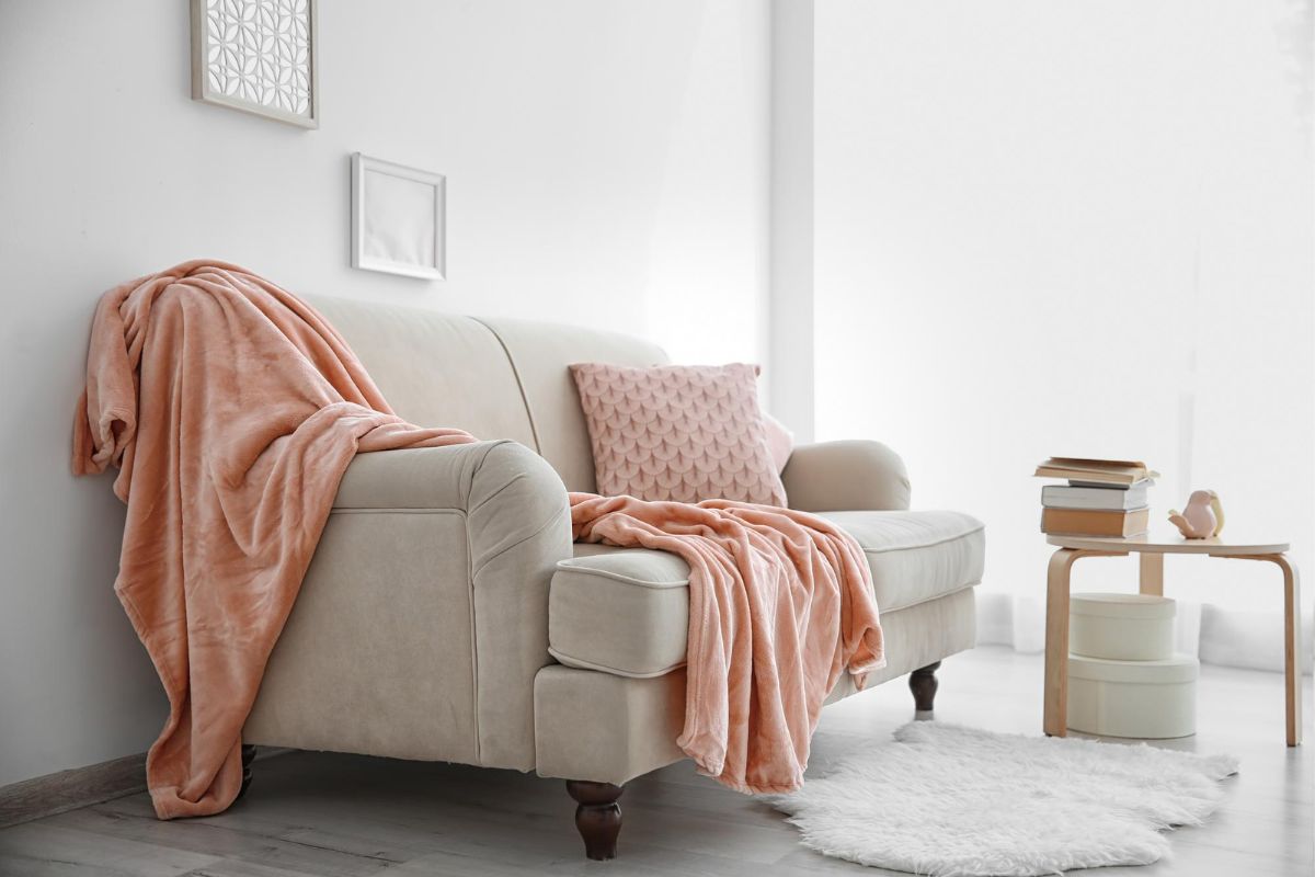 brzoskwiniowy koc w salonie