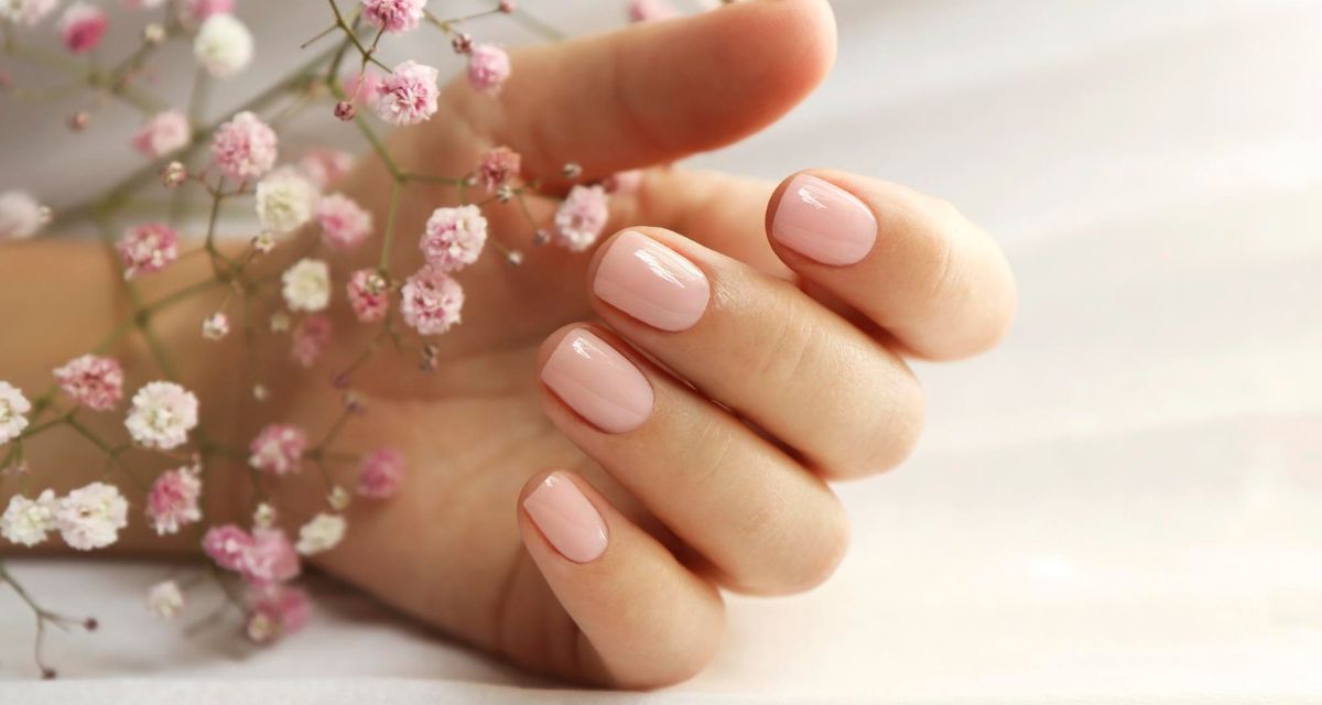 pastelowy manicure na dłoniach
