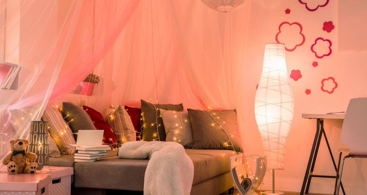 kolor brzoskwiniowy puch w pokoju