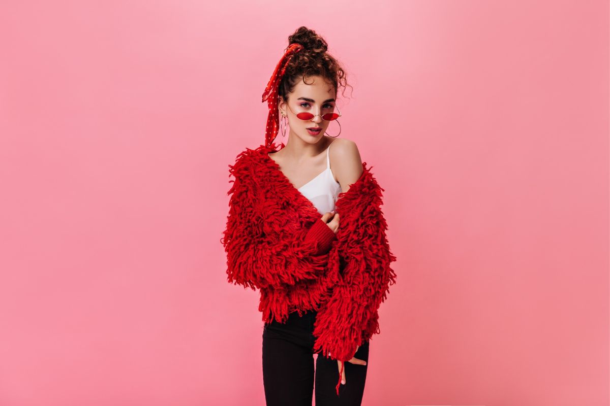 dziewczyna z bolerkiem w kolorze cherry red Freepik dziewczyna z bolerkiem w kolorze cherry red