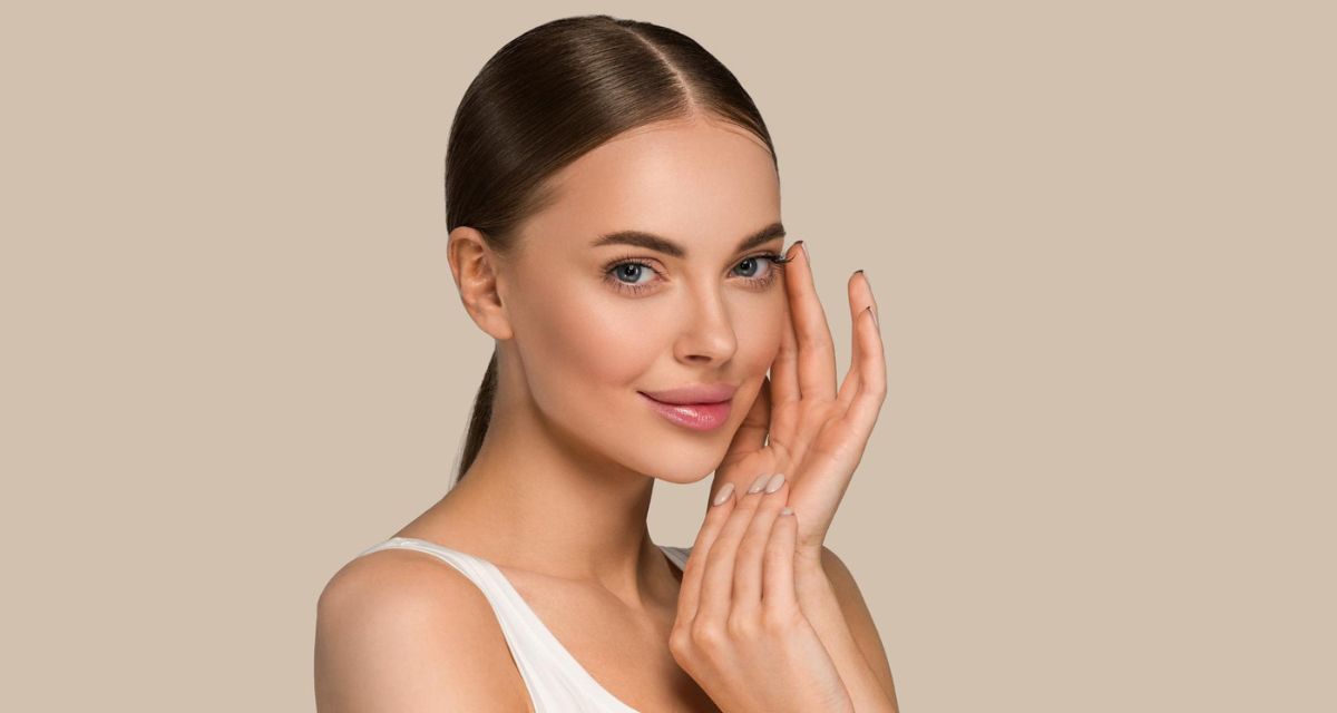 kobieta z gładką cerą