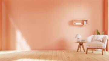 kolor peach fuzz na ścianie