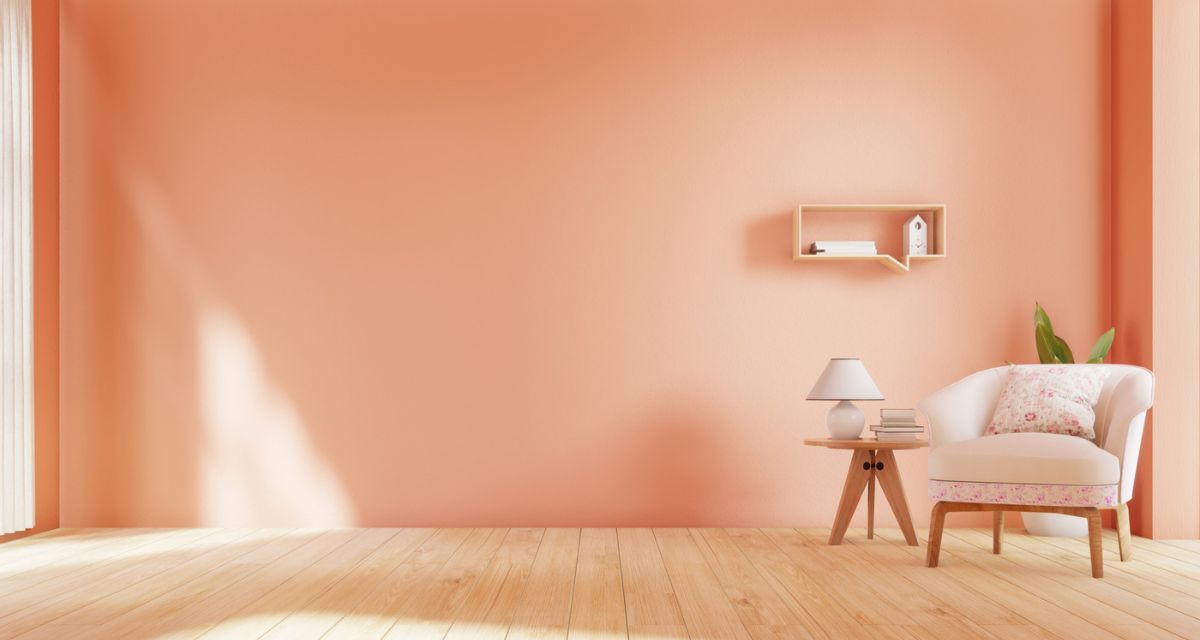 kolor peach fuzz na ścianie