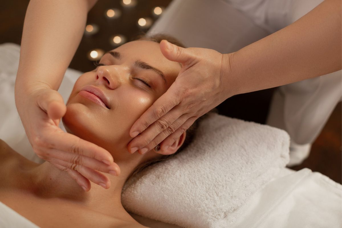 kobieta ma wykonywany masaż Freepik kobieta ma wykonywany masaż