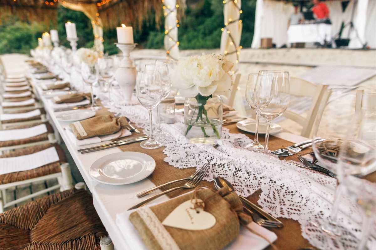 stoły weselne z brązowo białymi dekoracjami