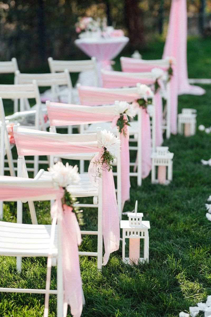 dekoracje krzeseł ślubnych z pastelowym różem