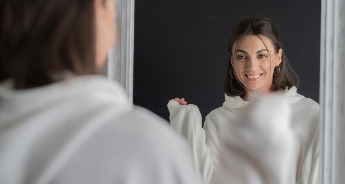 pewna siebie kobieta przegląda się w lustrze